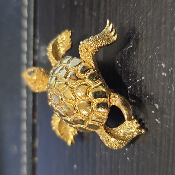 Gold tone turtle π’ brooch with emerald eyes. - Picture 4 of 5